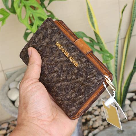 michael kors jet set travel bifold wallet|Michael Kors quarter zip wallet.